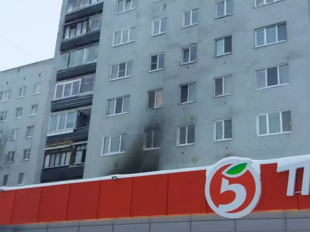 En el fuego en el edificio de gran altura de Yekaterinburg, ocho personas murieron. Una de las víctimas antes de la muerte solicitó ayuda en Twitter. 11627_1