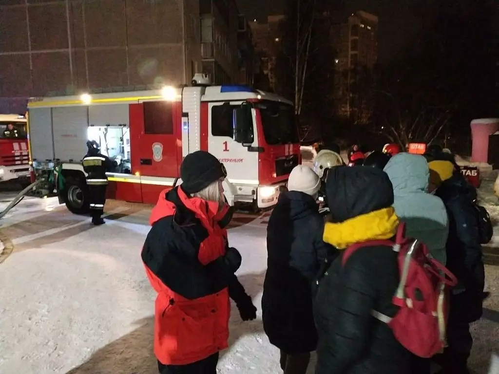 Yekaterinburg بلند ترین عمارت میں آگ میں، آٹھ افراد مر گئے. موت سے پہلے متاثرین میں سے ایک ٹویٹر میں مدد کی درخواست کی 11627_3