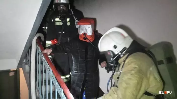 Yekaterinburg بلند ترین عمارت میں آگ میں، آٹھ افراد مر گئے. موت سے پہلے متاثرین میں سے ایک ٹویٹر میں مدد کی درخواست کی 11627_5