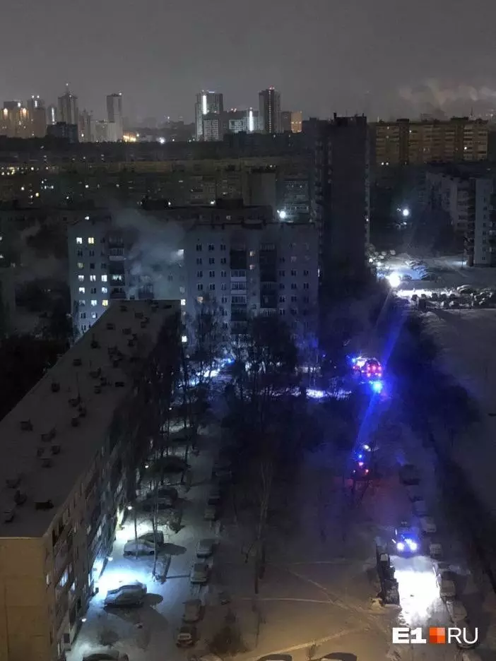 Jekaterinburgo aukštybinio pastato ugnyje mirė aštuoni žmonės. Viena iš aukų iki mirties prašoma pagalbos 