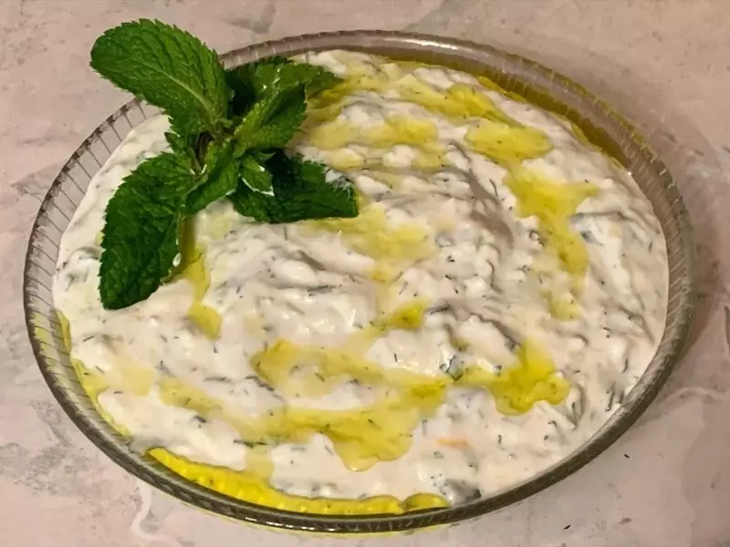 Wat te koken fan yoghurt: 3 ungewoane gerjochten mei delikate en prachtige smaak 11645_1