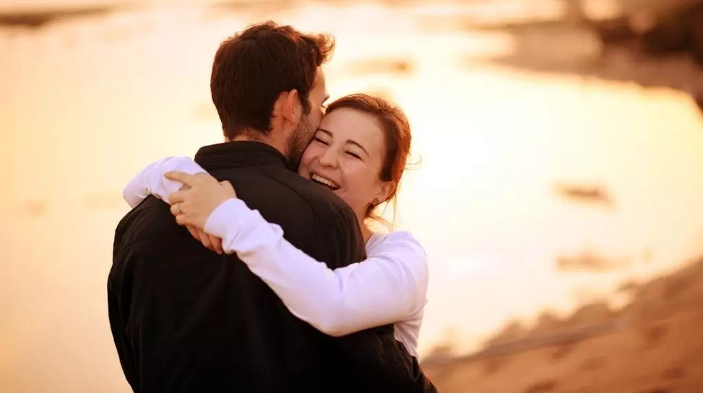 Apa yang perlu dilakukan untuk menjadi gembira dalam cinta: 5 petua dari ahli psikologi 11692_1