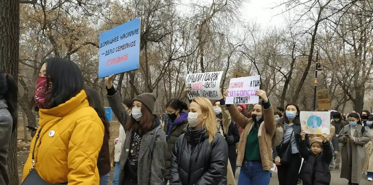 Maaliskuu Naisten oikeuksista tapahtui Almaty (kuva)