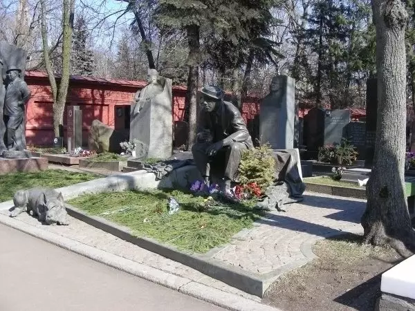 พวกเขาพักที่นั่น: อนุสาวรีย์อะไรที่ดูหลุมฝังศพของดาราชาวรัสเซีย (20 รูป) 11740_1