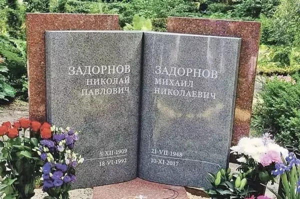 Таму се одмораат: кои споменици ги гледаат гробовите на руските познати личности (20 фотографии) 11740_12