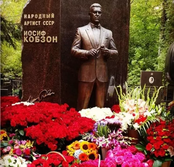 وہاں وہ آرام کرتے ہیں: روسی مشہور شخصیات کی قبروں کونسی یادگار (20 تصاویر) 11740_13