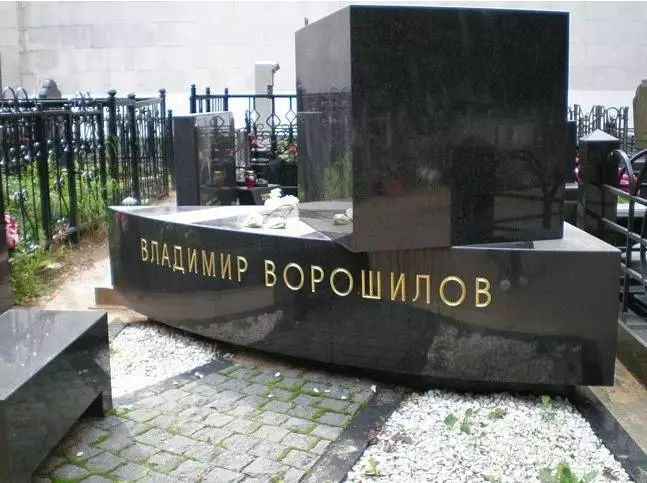 Alí descansan: que monumentos miran as tumbas das celebridades rusas (20 fotos) 11740_14