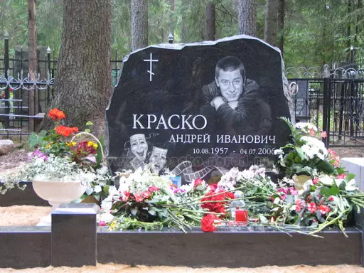 Там те си почиват: Какви паметници гледат на гробовете на руските знаменитости (20 снимки) 11740_16