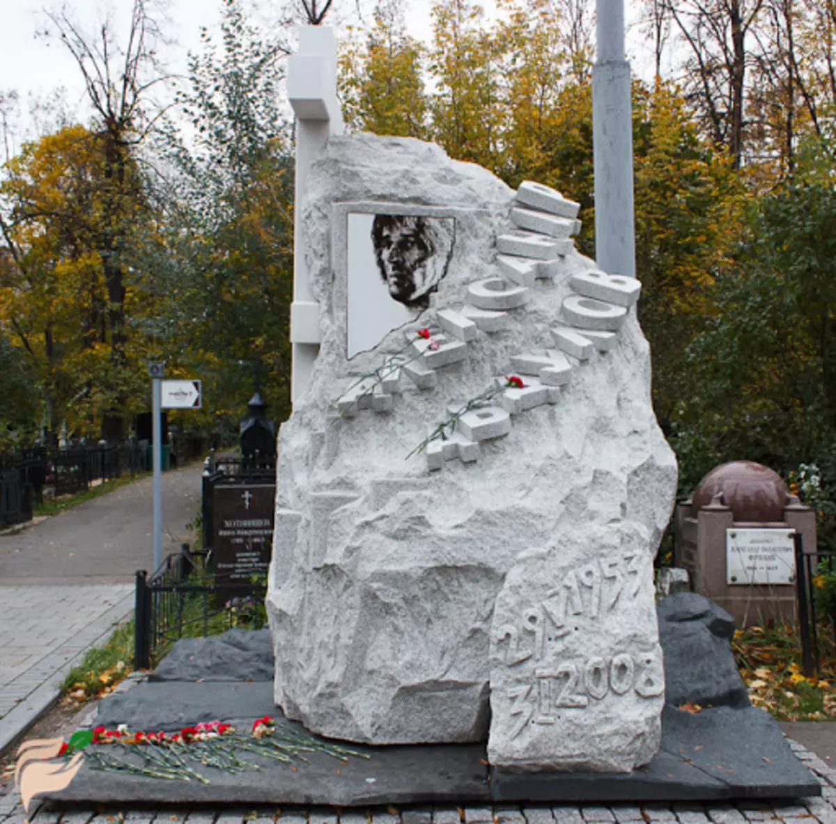 Ing kana dheweke ngaso: Monumen apa sing katon ing kuburan selebriti Rusia (20 Foto) 11740_17