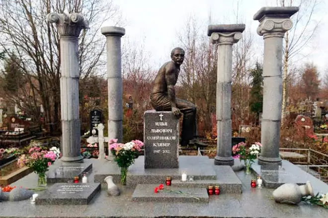 Di sana mereka beristirahat: monumen apa yang terlihat di kuburan selebriti Rusia (20 foto) 11740_6