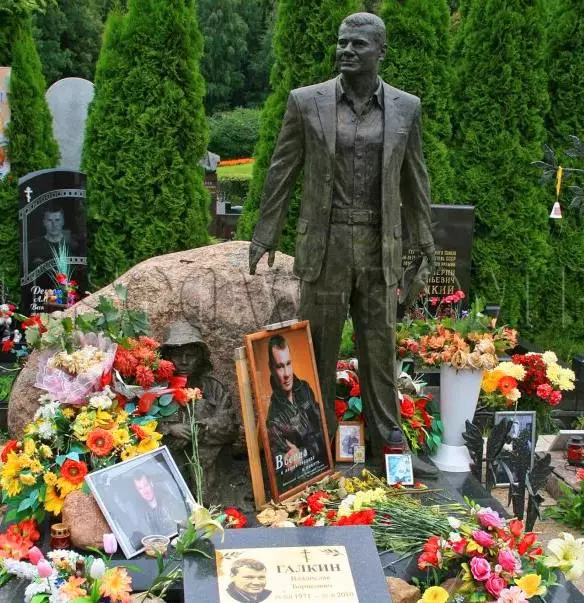 Der hviler de: Hvilke monumenter ser på grave af russiske berømtheder (20 billeder) 11740_9