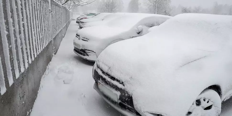 Саобраћајна полиција је рекла како се бори против аутомобила ометају у чишћење снега у Минску 11810_1