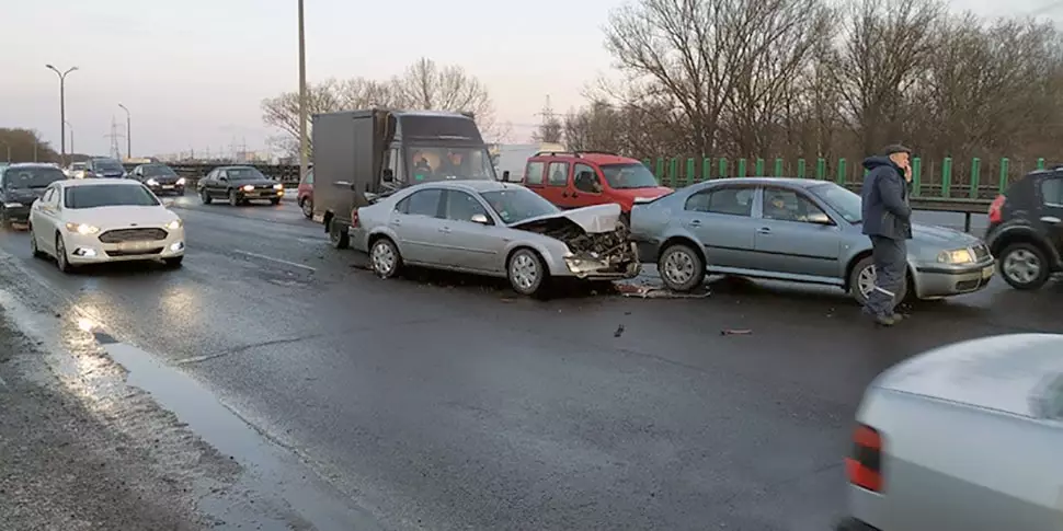Nezināms rīts Maskavas Ring Road: piecas automašīnas nonāca nelaimes gadījumā, trīs vairāk tika ievainoti no bedres 12155_1
