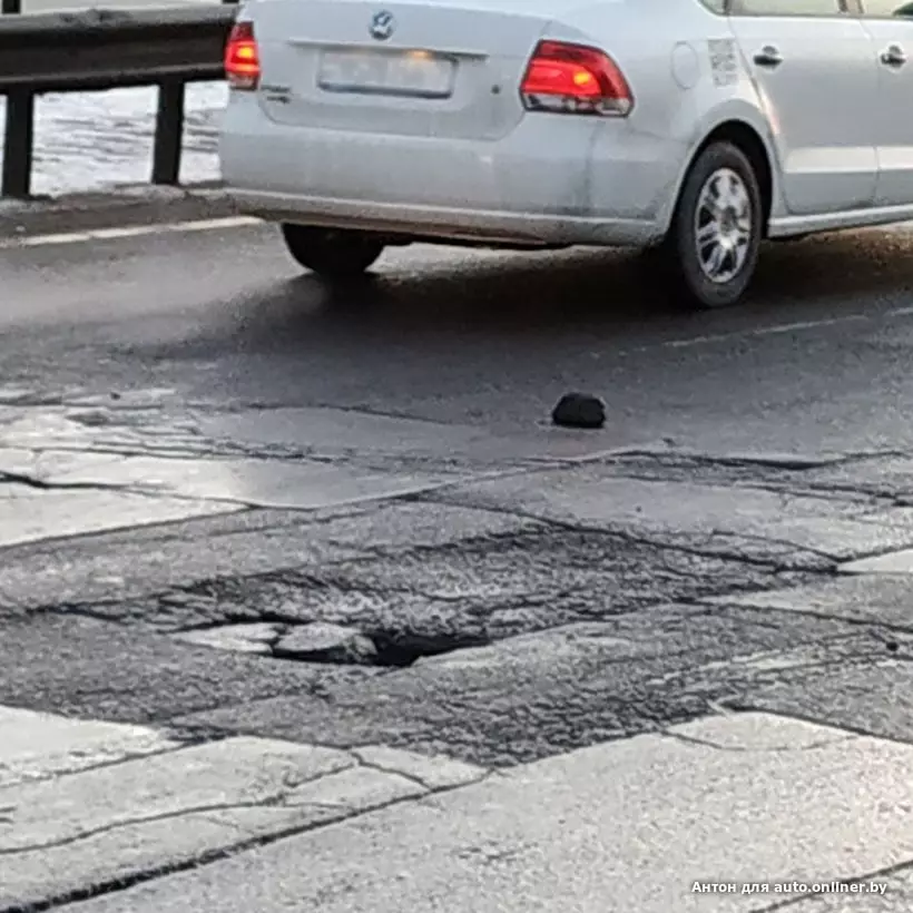莫斯科環路的未知早晨：五輛車進入事故，坑里有三輛傷害 12155_3