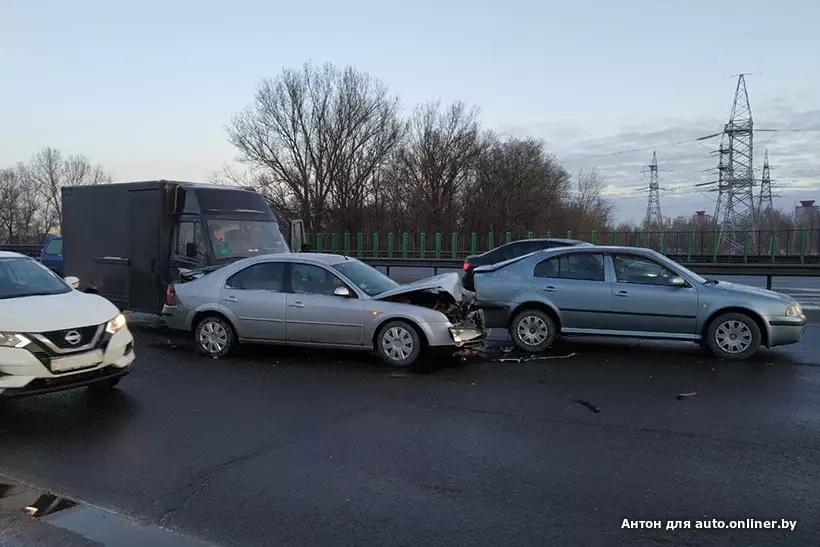 Москвагийн цагираган дээр үл мэдэгдэх өглөө: Таван автомашин осолдсон бөгөөд энэ нь ослоороо гурван хүн шархаджээ 12155_5