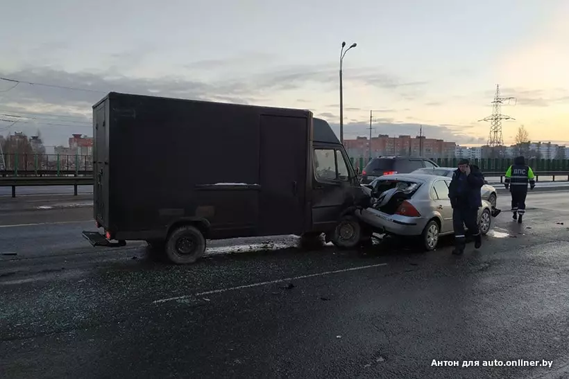 莫斯科環路的未知早晨：五輛車進入事故，坑里有三輛傷害 12155_6