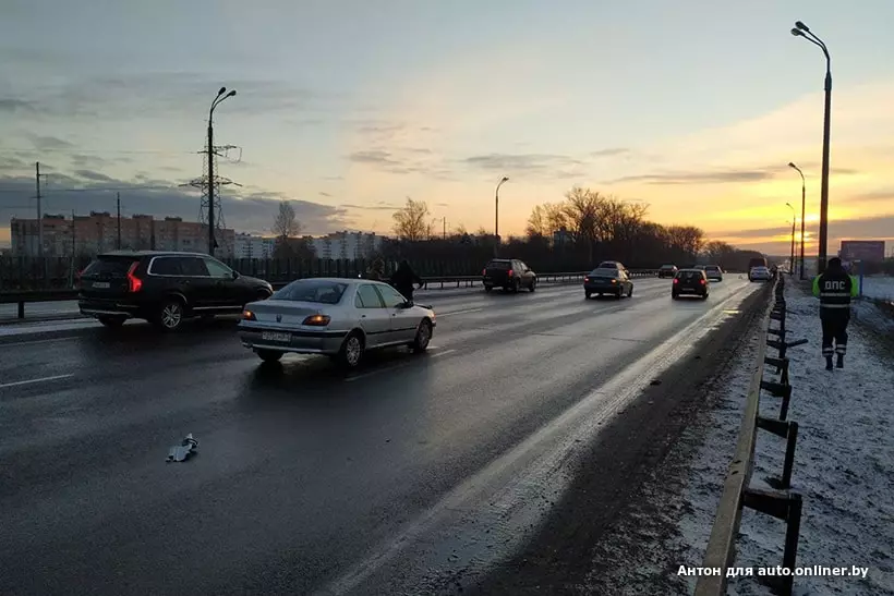 Pagi yang tidak dikenal di jalan lingkar Moskow: lima mobil mengalami kecelakaan, tiga lagi terluka dari lubang 12155_7