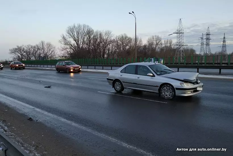 莫斯科环路的未知早晨：五辆车进入事故，坑里有三辆伤害 12155_9