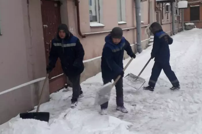 Petersburgers는 불평합니다 : 도시는 Snowdrifts에서 익사하고 있습니다. 이것은 눈이 시민들을 방지하고 당국이 청소에 대해 이야기하는 방법입니다. 12205_2