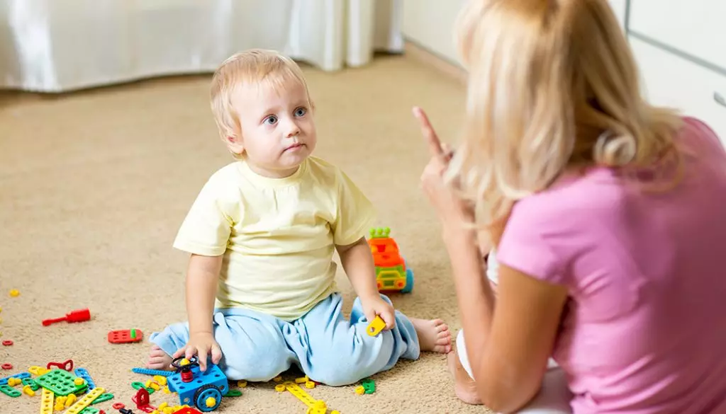 10 phrases that can not talk to a child 12290_1