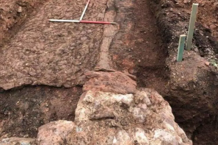 Բրիտանական թոշակառուի պարտեզում գտել են 700-ամյա պալատի ավերակները 12657_2