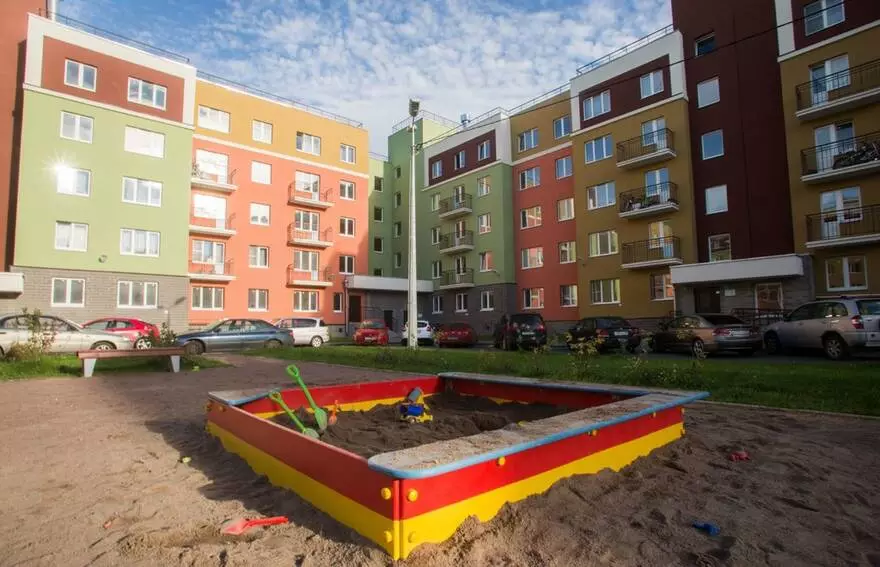 Top 7 Goedkoop woonstelle in nuwe geboue van St Petersburg vir gesinne met kinders