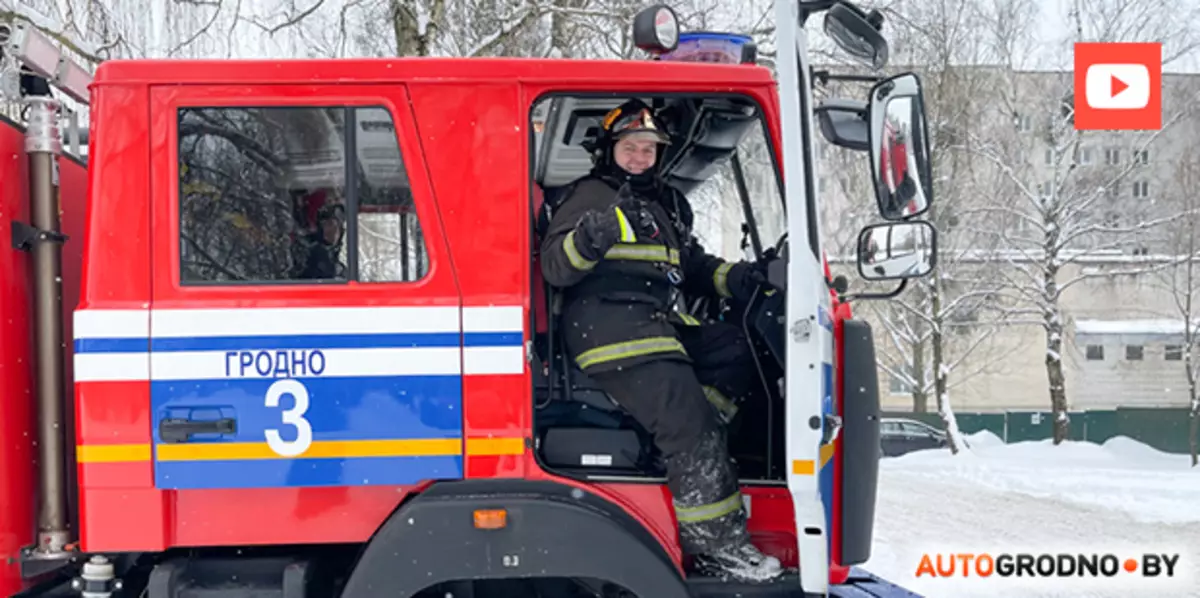 Come il ministero delle situazioni di emergenza Grodno salva le macchine bloccate nella neve 13199_1