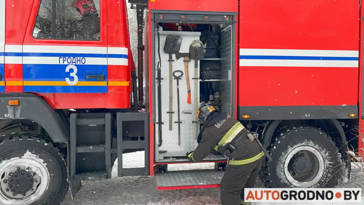 Como o ministério de situações de emergência Grodno salva carros presos na neve 13199_10