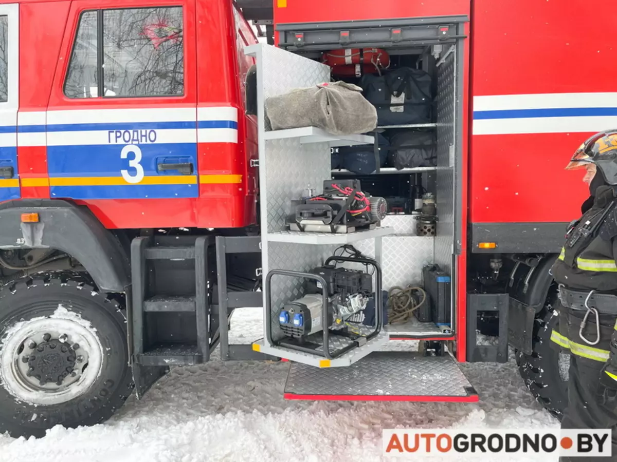 ในฐานะที่เป็นสถานการณ์ฉุกเฉินกระทรวงฉุกเฉิน Grodno ช่วยประหยัดรถยนต์ที่ติดอยู่ในหิมะ 13199_11