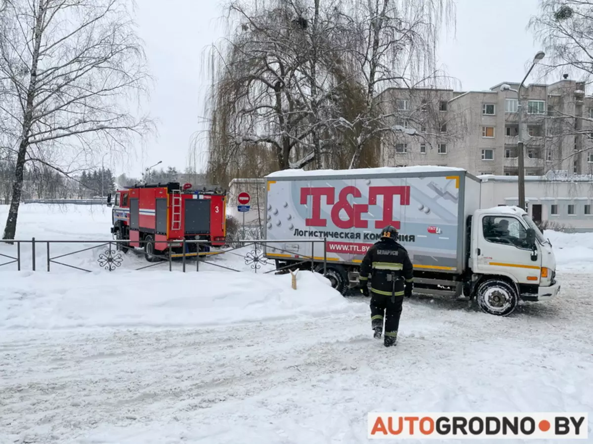 隨著緊急情況部Grodno拯救汽車卡在雪地裡 13199_12