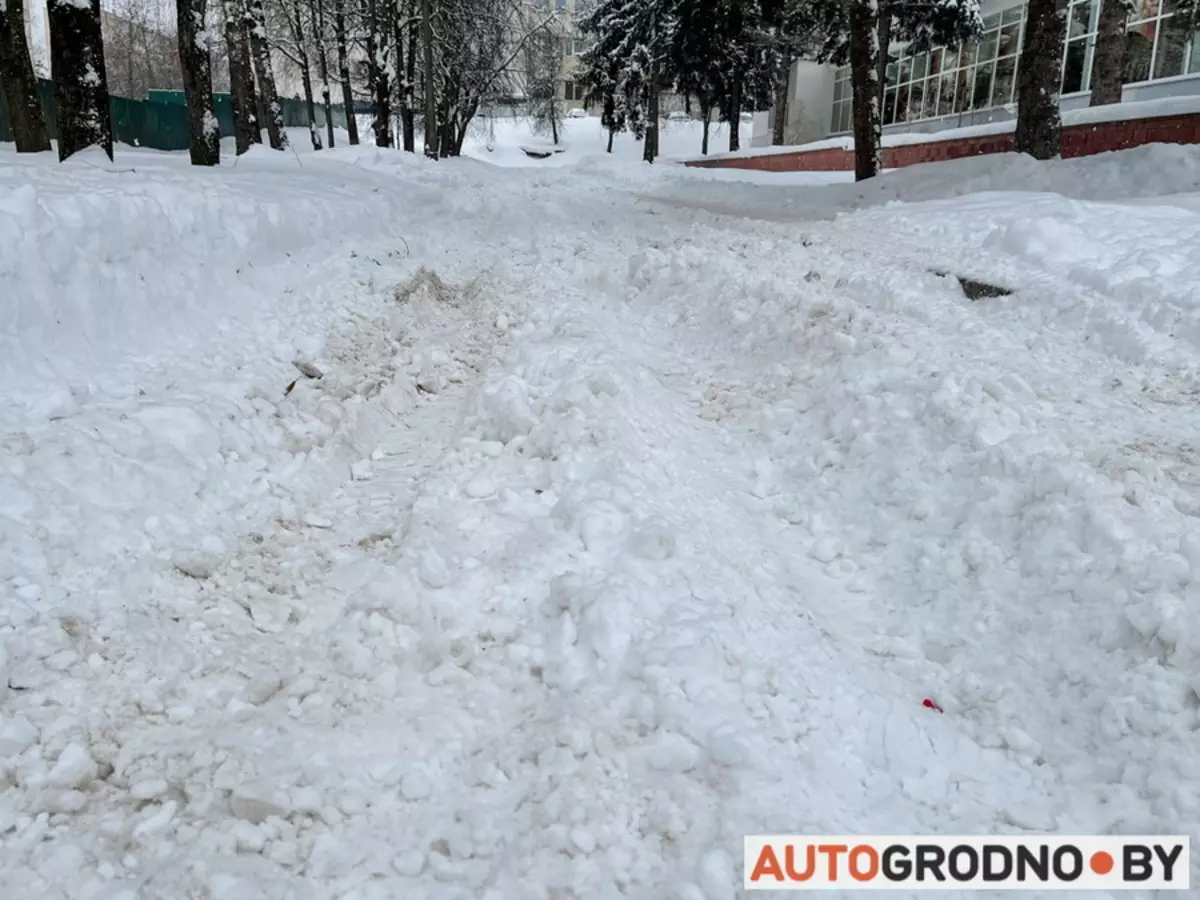 Como o ministério de situações de emergência Grodno salva carros presos na neve 13199_13