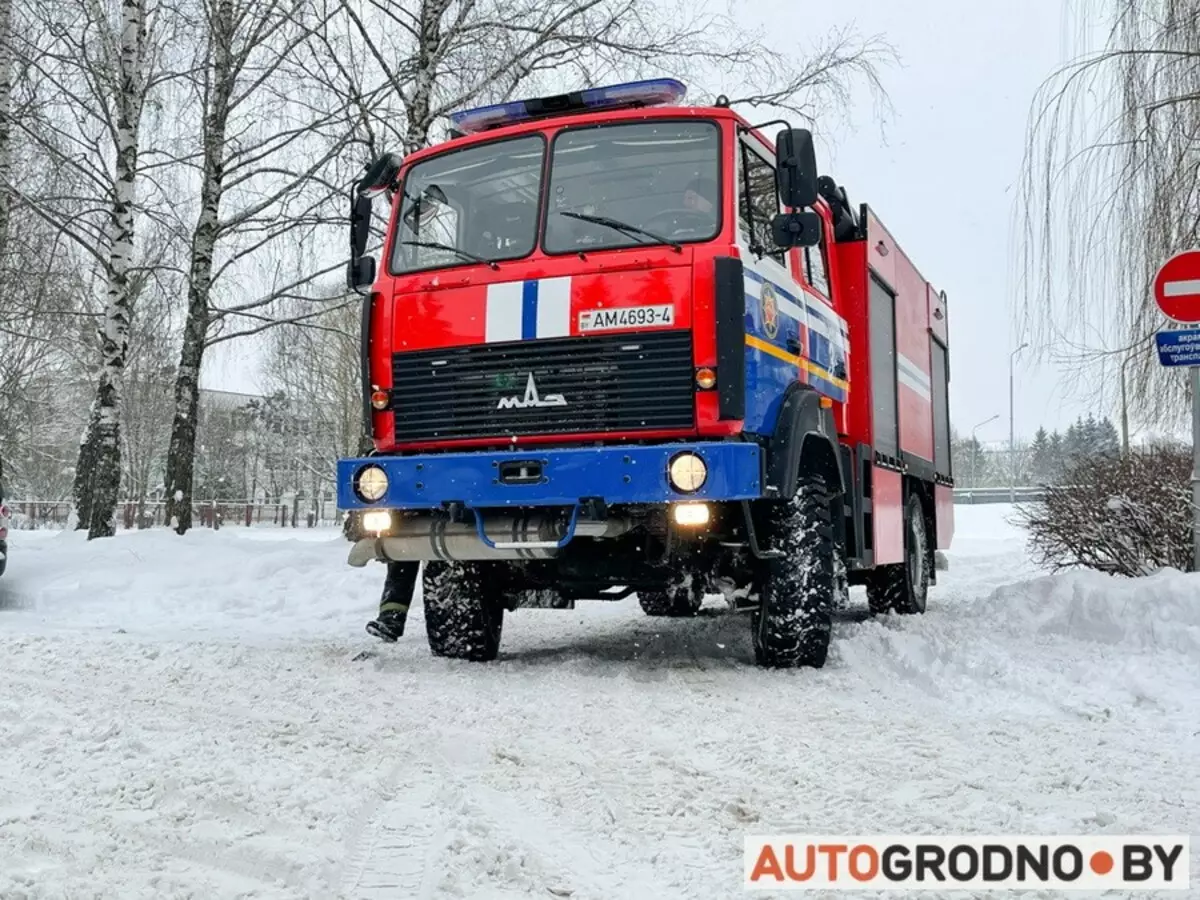 隨著緊急情況部Grodno拯救汽車卡在雪地裡 13199_14