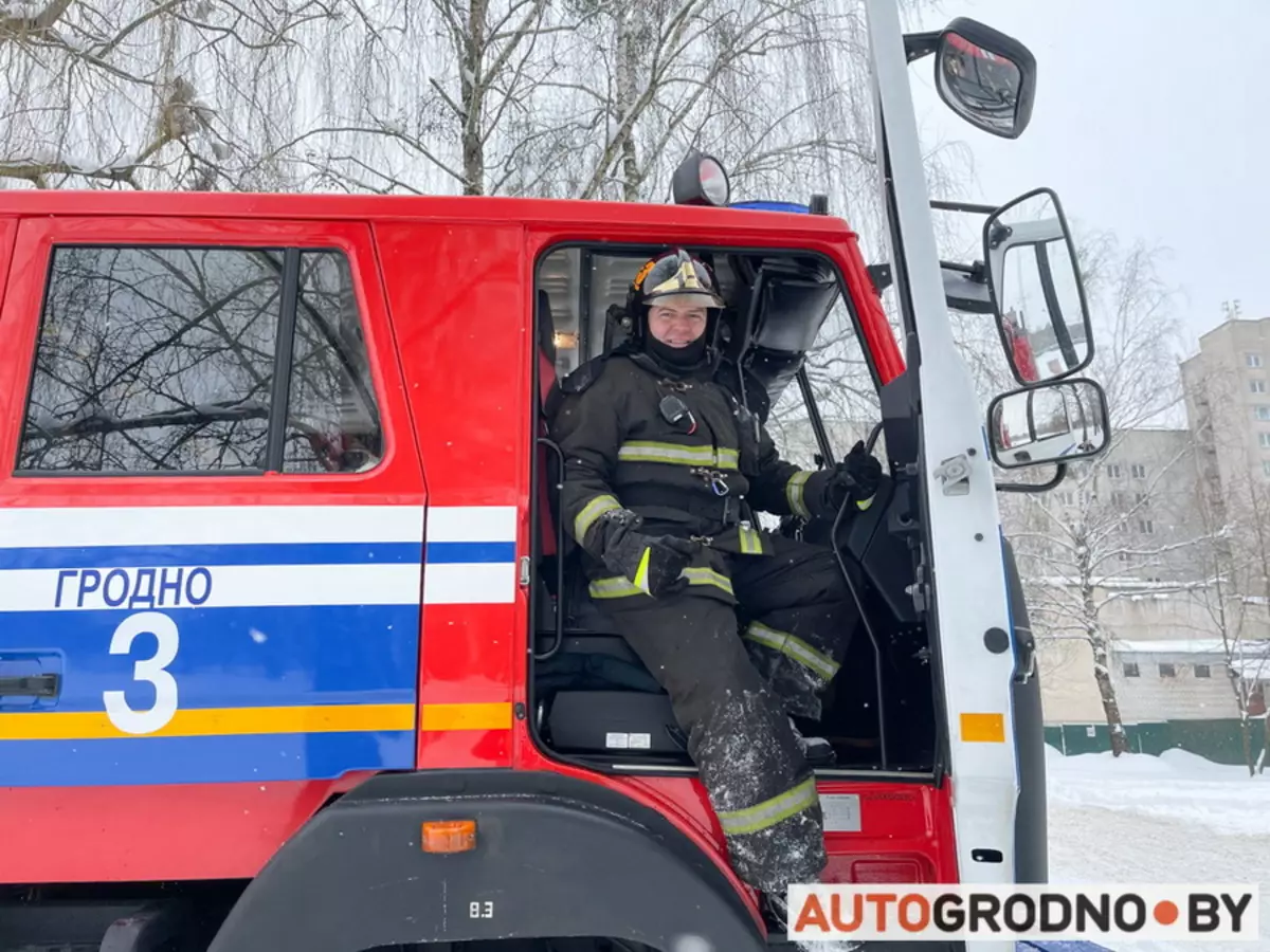Como o ministério de situações de emergência Grodno salva carros presos na neve 13199_15