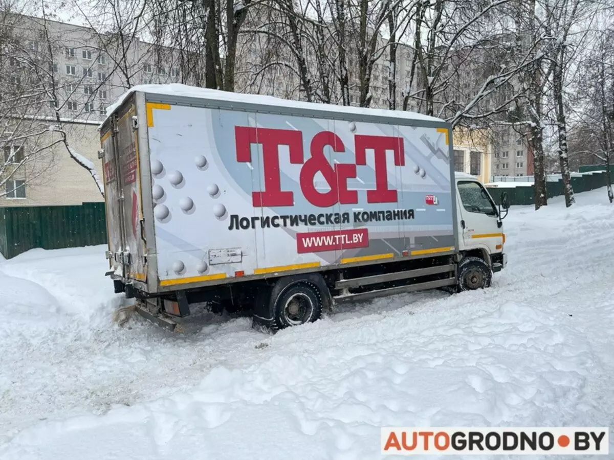 隨著緊急情況部Grodno拯救汽車卡在雪地裡 13199_2