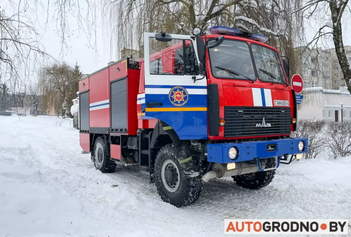 隨著緊急情況部Grodno拯救汽車卡在雪地裡 13199_4