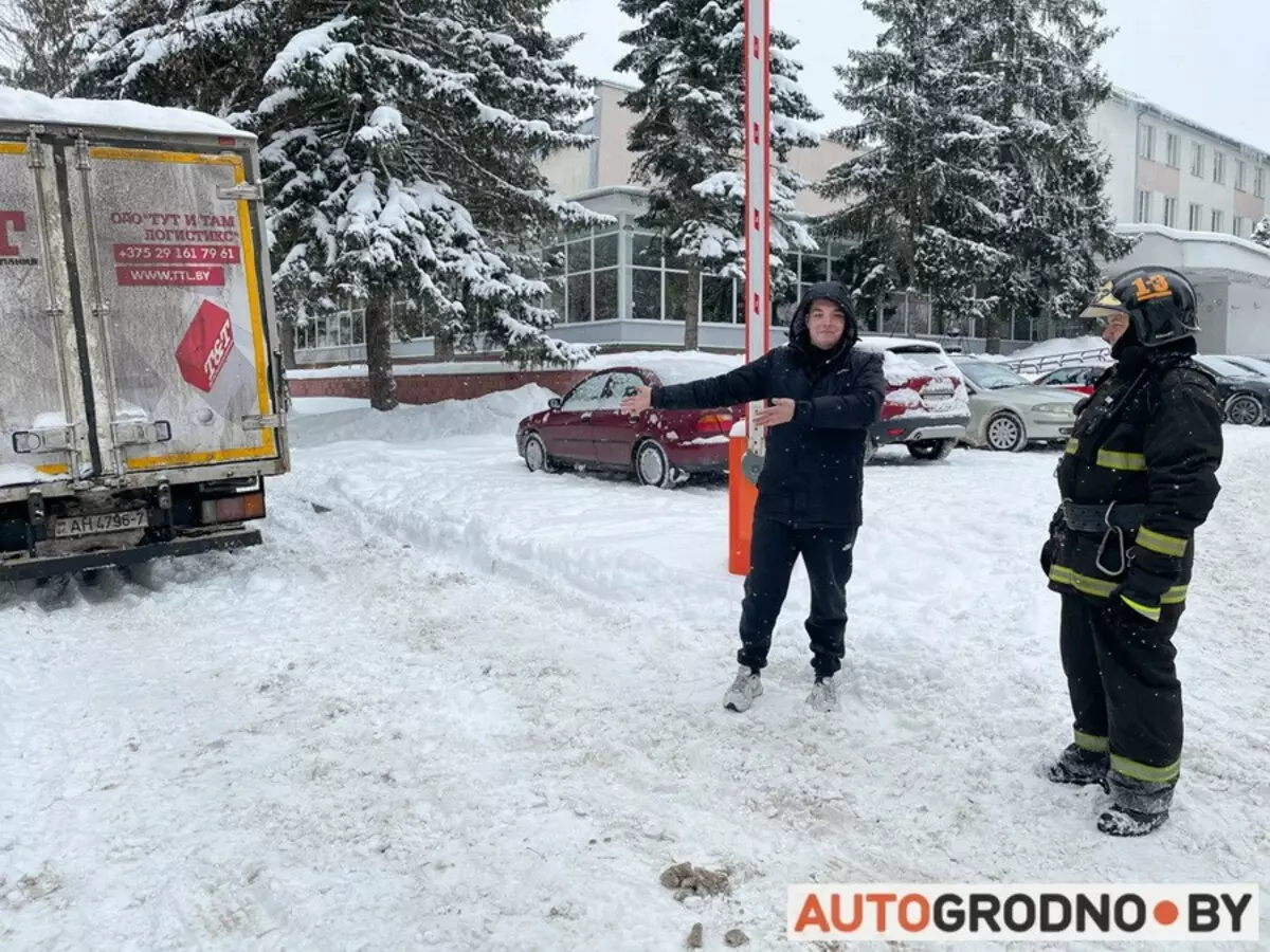 ในฐานะที่เป็นสถานการณ์ฉุกเฉินกระทรวงฉุกเฉิน Grodno ช่วยประหยัดรถยนต์ที่ติดอยู่ในหิมะ 13199_5