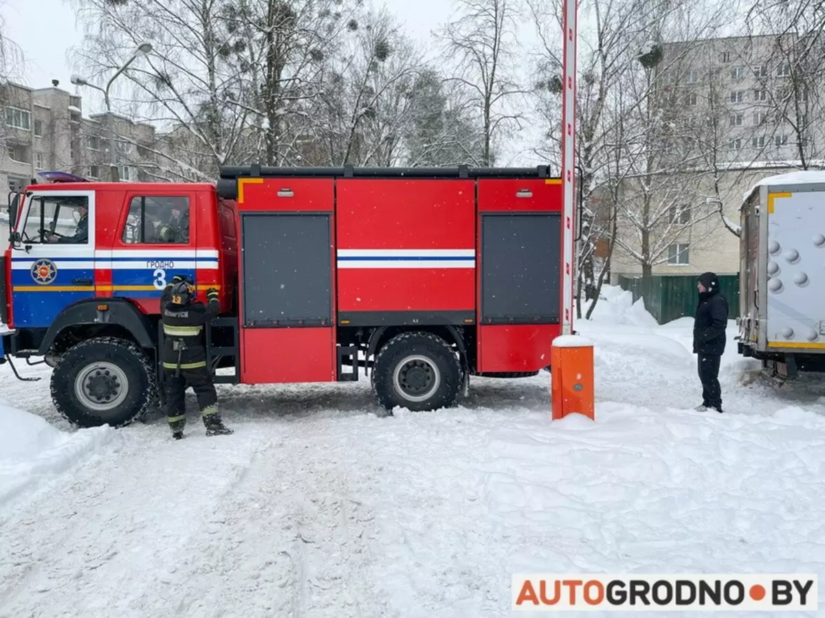 Como o ministério de situações de emergência Grodno salva carros presos na neve 13199_6