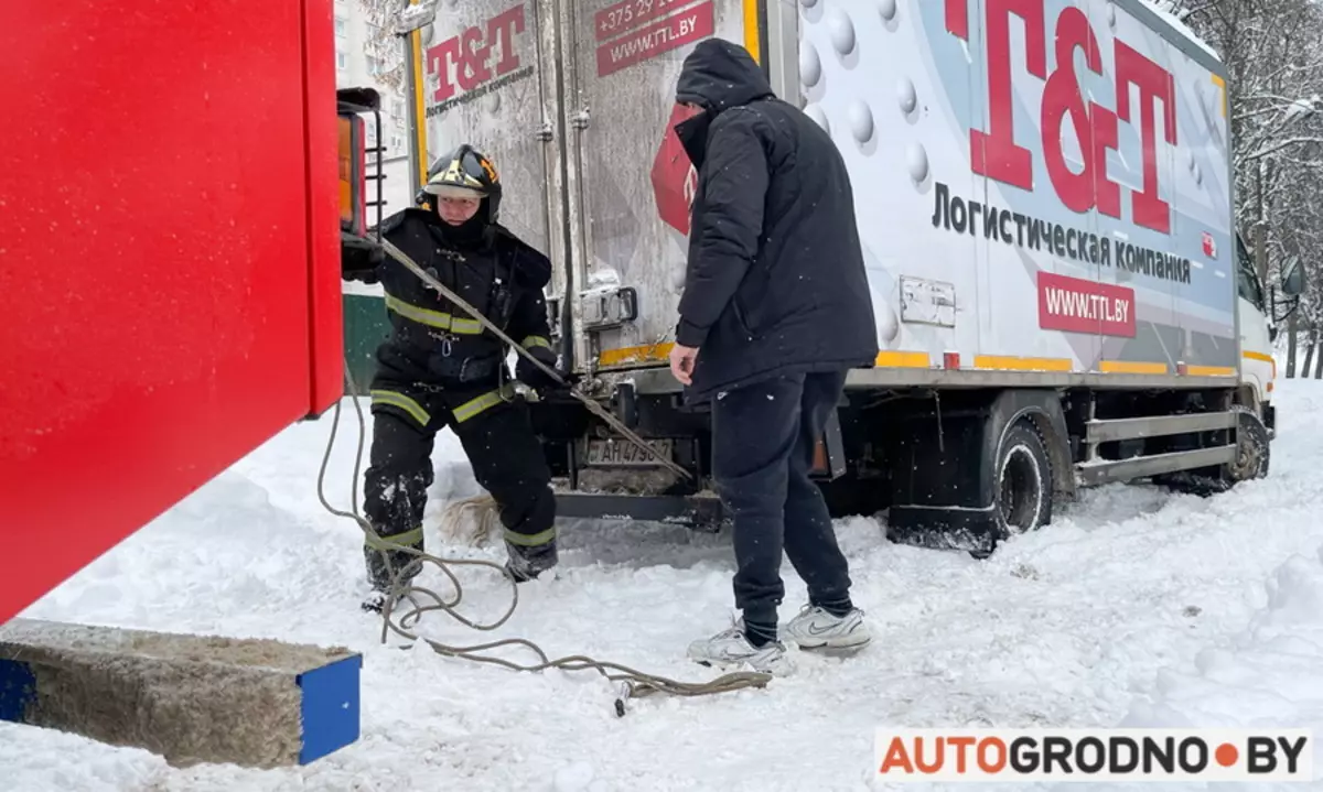 隨著緊急情況部Grodno拯救汽車卡在雪地裡 13199_7