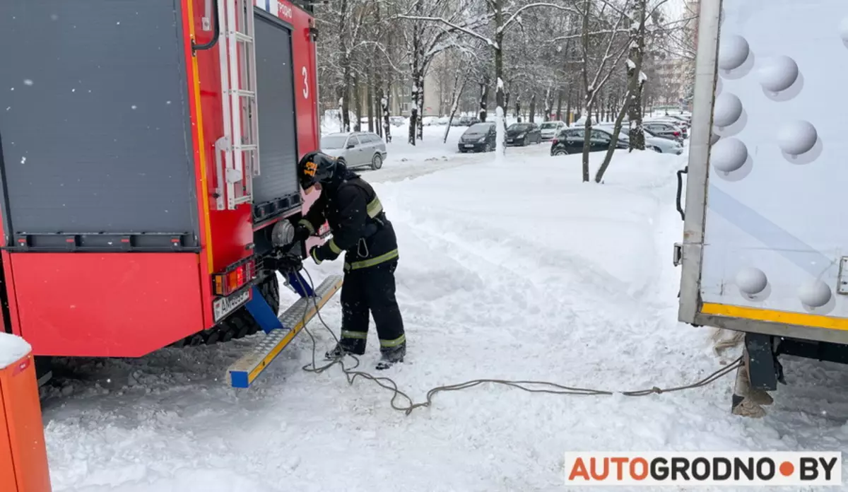 ในฐานะที่เป็นสถานการณ์ฉุกเฉินกระทรวงฉุกเฉิน Grodno ช่วยประหยัดรถยนต์ที่ติดอยู่ในหิมะ 13199_8
