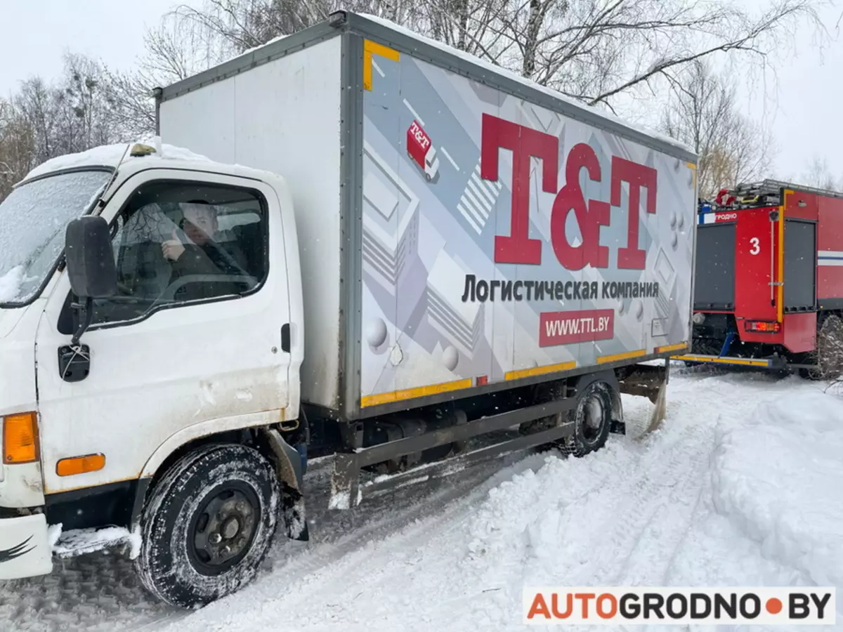 隨著緊急情況部Grodno拯救汽車卡在雪地裡 13199_9