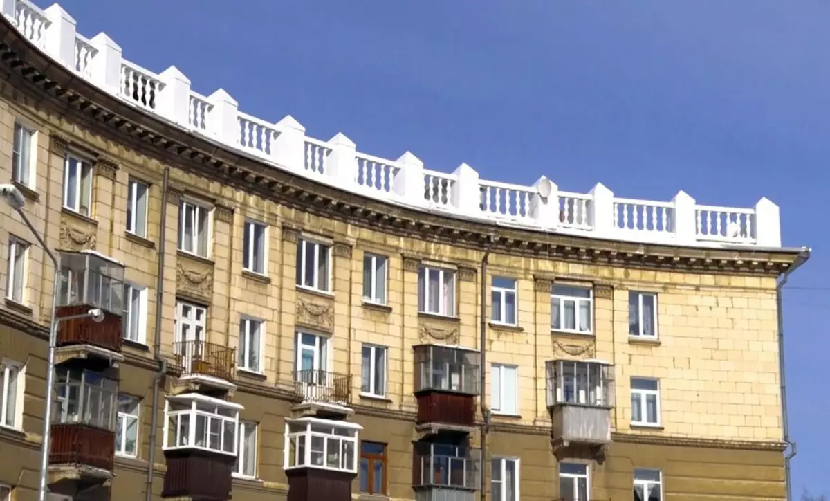 Vaadake, kuidas remondi käigus Nizhny Taski kesklinnas "Stalin Ampire" maja