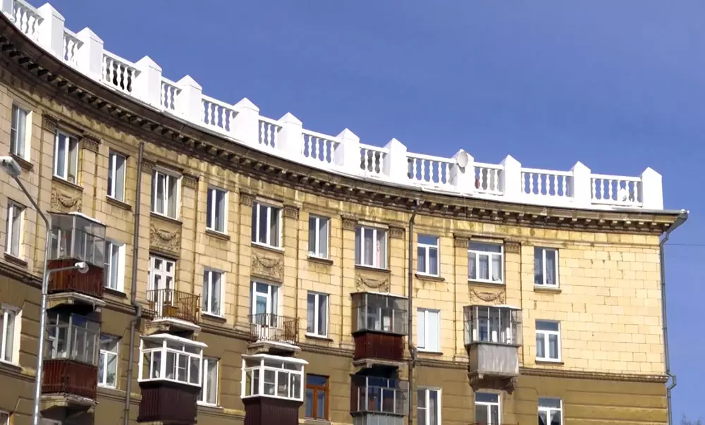 Տեսեք, թե ինչպես է հիմնանորոգման ընթացքում «Ստալին Ամպիրի» տունը Nizhny Tagil- ի կենտրոնում 13311_2