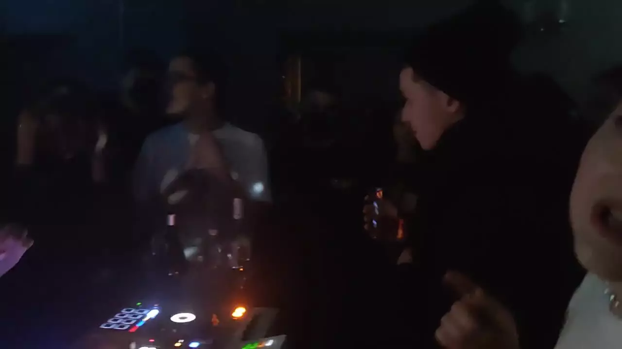 "Filha Putin" falou com DJ Seth no clube de Moscou acompanhado por