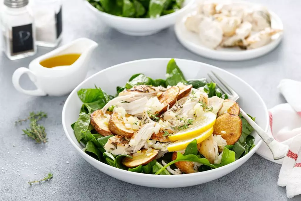 Chicken salad with spinach and crispy potatoes