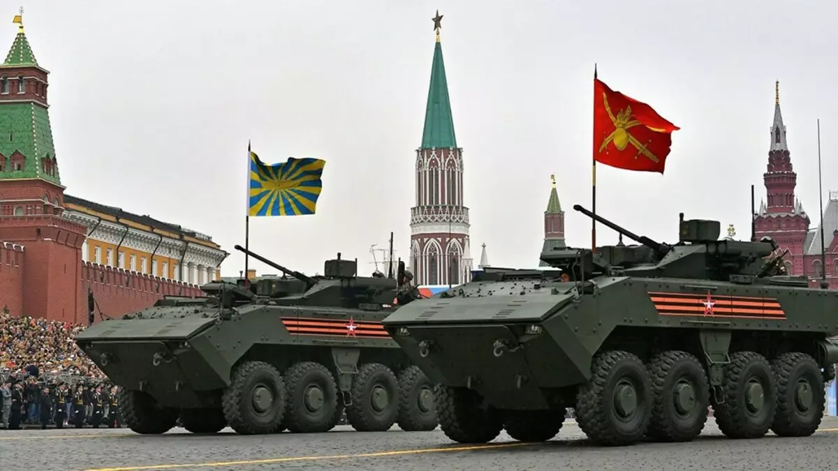 I-Ukraine yabona ukubuyela emuva kwe-BTR-4 VSU kusuka ku- 