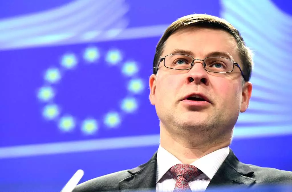 Dombrovskis "e ile ea mo tšosa" ka lebaka la litente tsa likhomo: Politiko