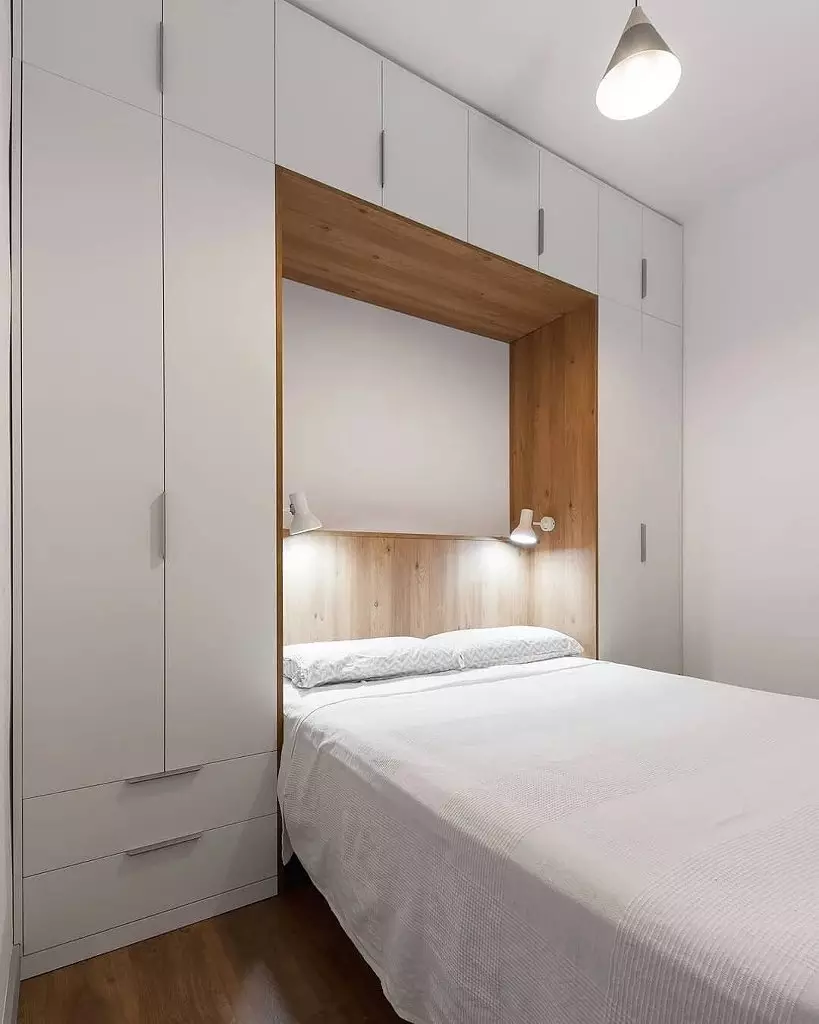 Çok küçük bir yatak odası nasıl ayarlanır: 8 ipucu ve tasarımcının görüşü 14166_11