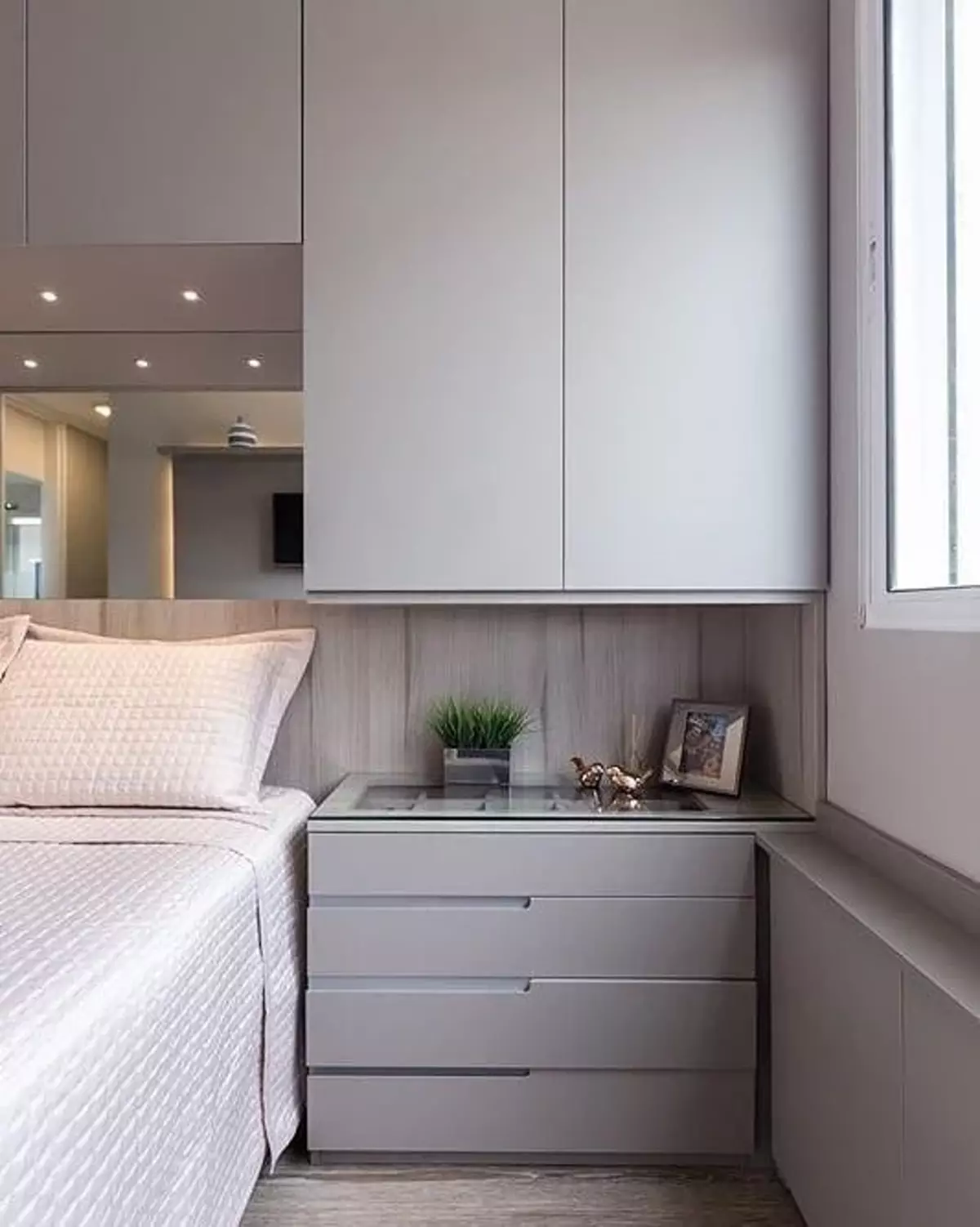 Çok küçük bir yatak odası nasıl ayarlanır: 8 ipucu ve tasarımcının görüşü 14166_12