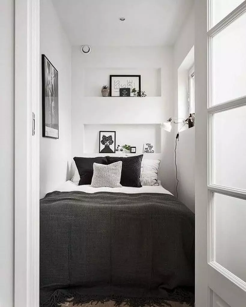Kako organizirati vrlo malu spavaću sobu: 8 savjeta i dizajnera mišljenje 14166_22
