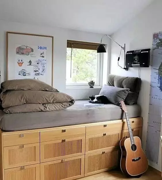 Hoe om 'n baie klein slaapkamer te reël: 8 wenke en ontwerper se mening 14166_7